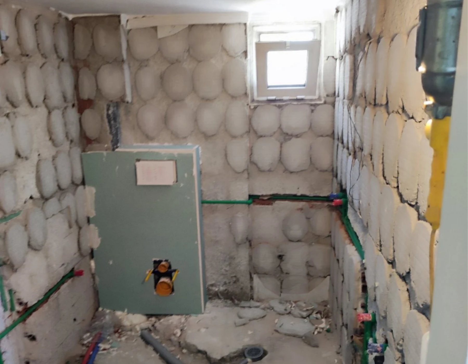 Ανακαίνιση μπάνιου σε εξέλιξη με καζανάκι εντοιχισμού, του οποίου η μάρκα δεν φαίνεται γιατί έχει καλυφθεί με γυψοσανίδα